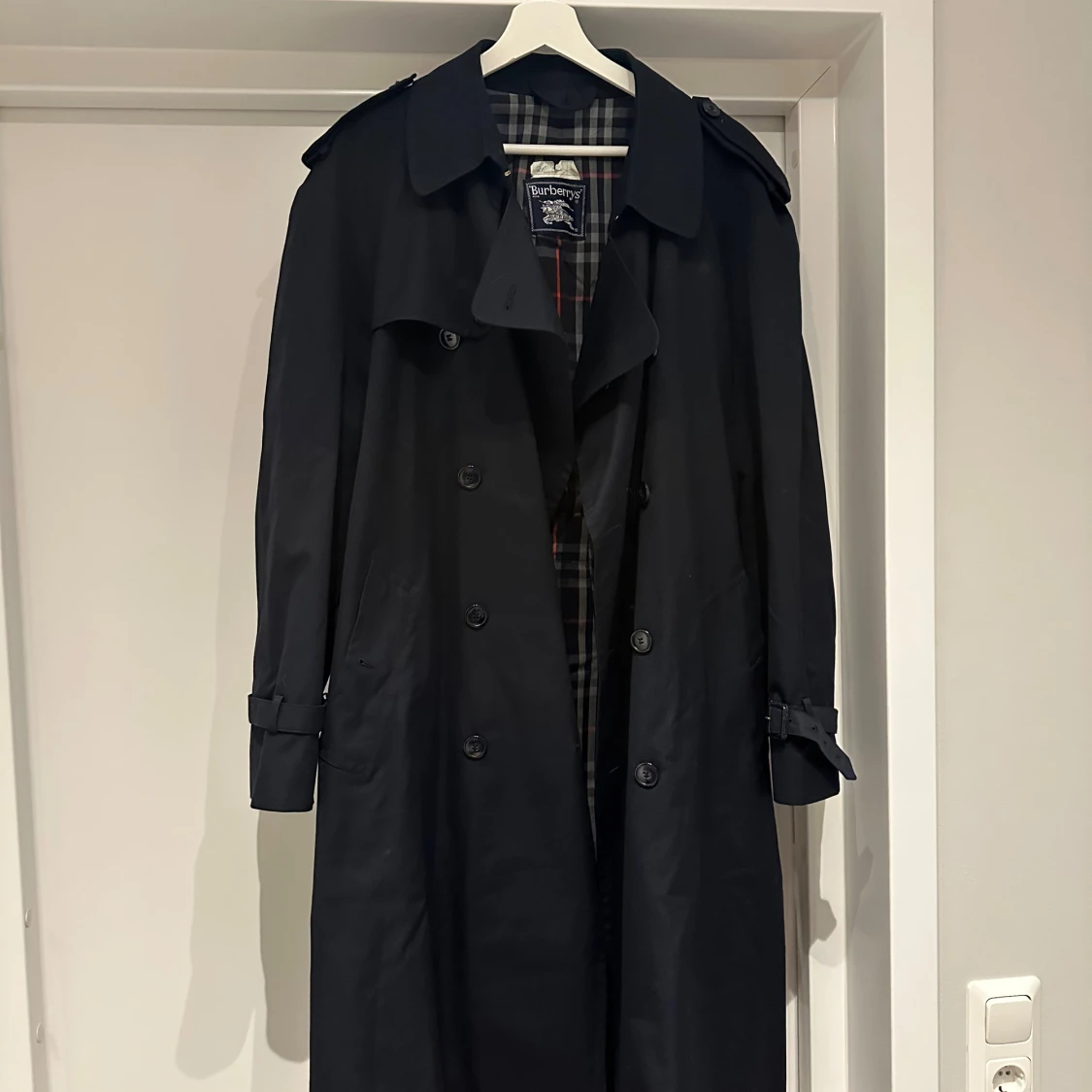 Svart trenchcoat från Burberrys - 1