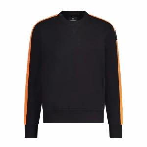  Parajumpers  - Svart långärmad fleece-tröja från Parajumpers med orangea ränder längs ärmarna och snyggt PJS-märke på axeln. Tröjan har rund hals och ribbade muddar vid ärmslut. Nu pris var 1200kr