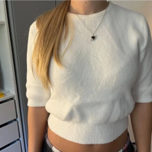 Vit stickad croppad tröja - Säljer en vit stickad tröja med croppad passform och ribbade muddar vid ärmslut och midja. Tröjan är ifrån Zara ( inte min bild ) 