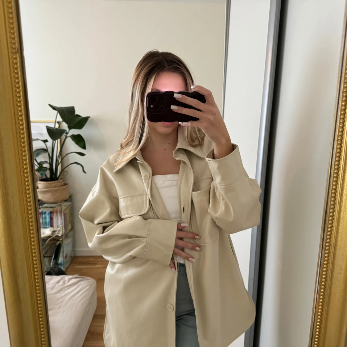 Beige overshirt i skinnimitation - 2