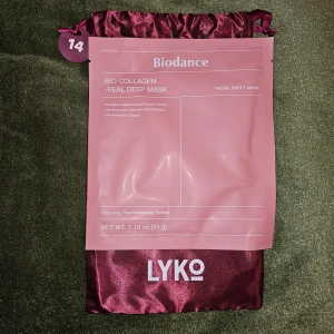 Biodance Bio Collagen Real Deep Mask - Biodance Bio Collagen Real Deep Mask är en ansiktsmask som återfuktar, minimerar porer och ger fasthet. Innehåller Probiotics-Galactomyces Ferment Filtrate, Low Molecular Hyaluronic Acid Solution och Low Molecular Collagen. Nettovikt: 34 g. K-beauty  Ord pris 90kr