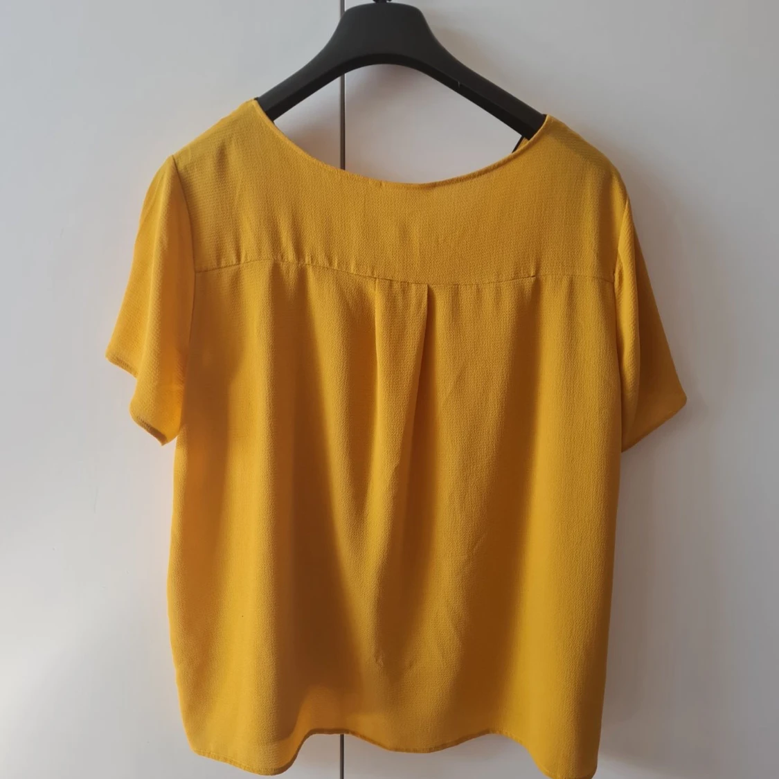 Blus med v-ringning från Zizzi strl 48 - 1