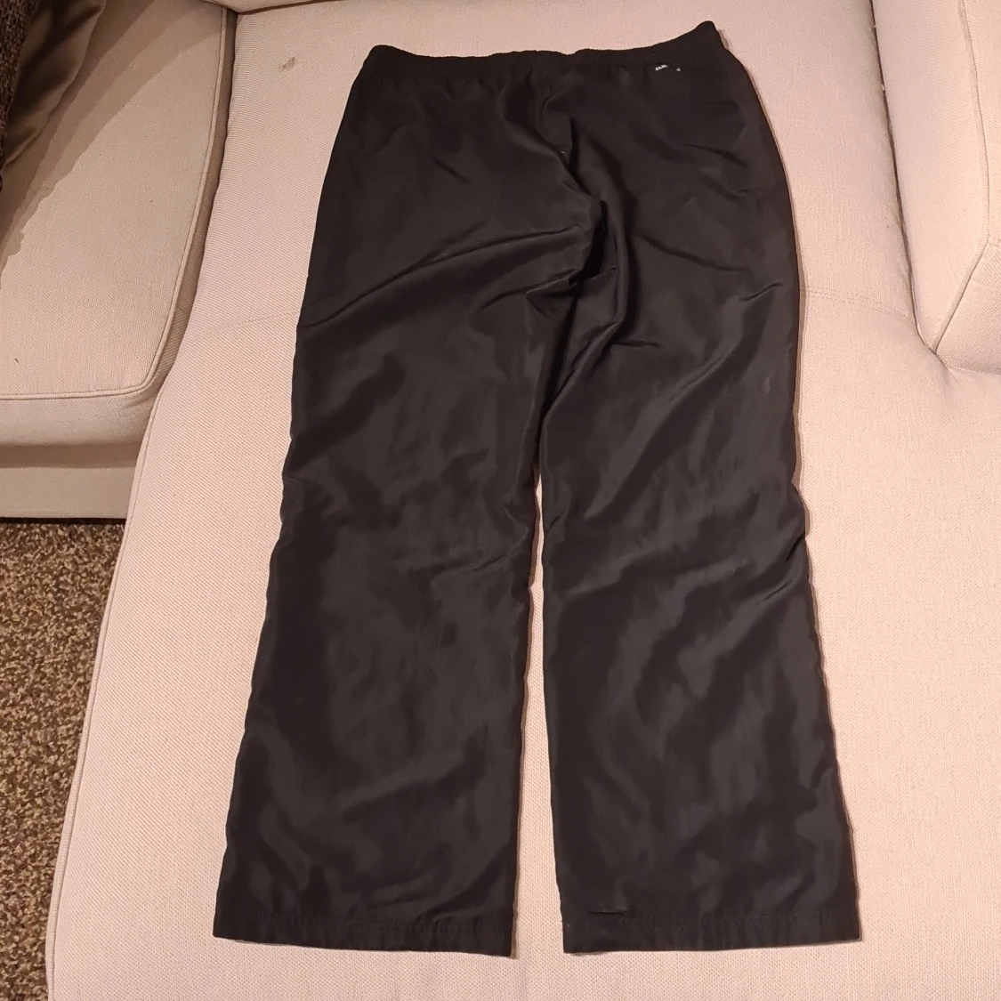 Svarta Adidas träningsbyxor med lila detaljer - 1