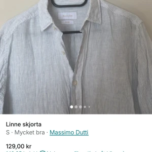 Randig linneskjorta Massimo Dutti - Snygg och luftig skjorta i ljusgrått och vitt från Massimo Dutti. Tillverkad i linne med tunna vertikala ränder, klassisk krage och knäppning framtill. Perfekt för en chill och stilren look.
