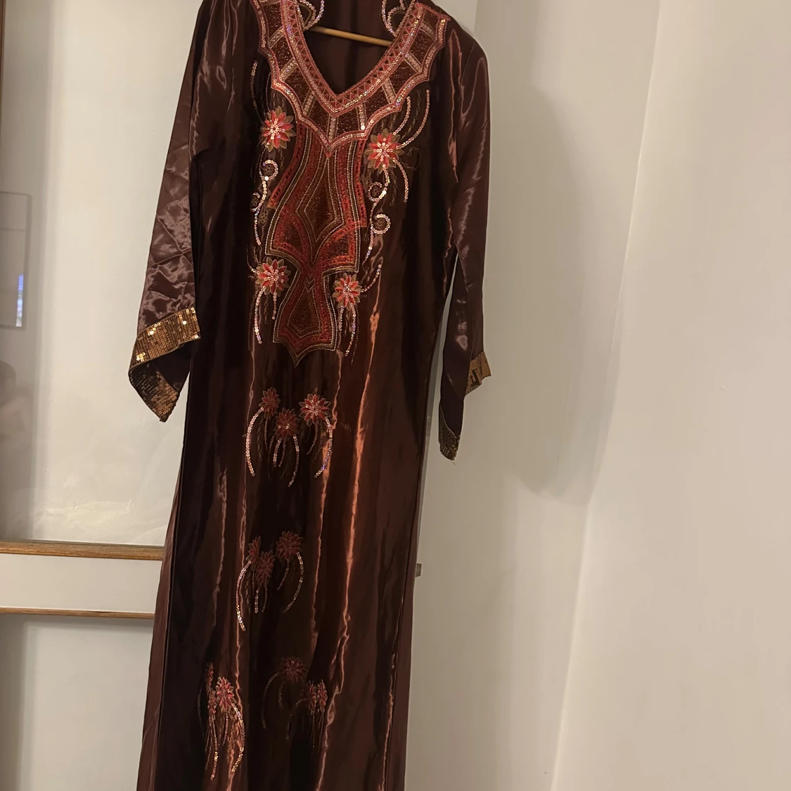 Brun långklänning med broderi och paljetter - 1
