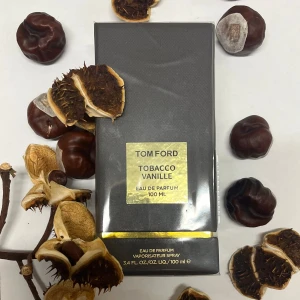 Tom Ford Tobacco Vanille 100ml - Lyxig och ikonisk doft med varma noter av tobak, vanilj och tonkaböna.🍂🍁 Helt ny, oöppnad och förseglad i originalförpackning. En tidlös klassiker från Tom Ford Private Blend.🧡🤎