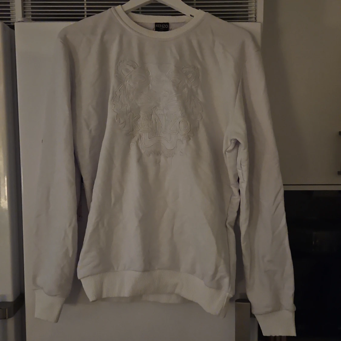 Vit sweatshirt med broderad tiger