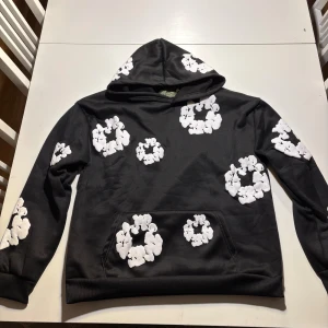 Denim tears hoodie - Produkten finns i både M och S, säljer i nyskick. Hör av dig för mer information.