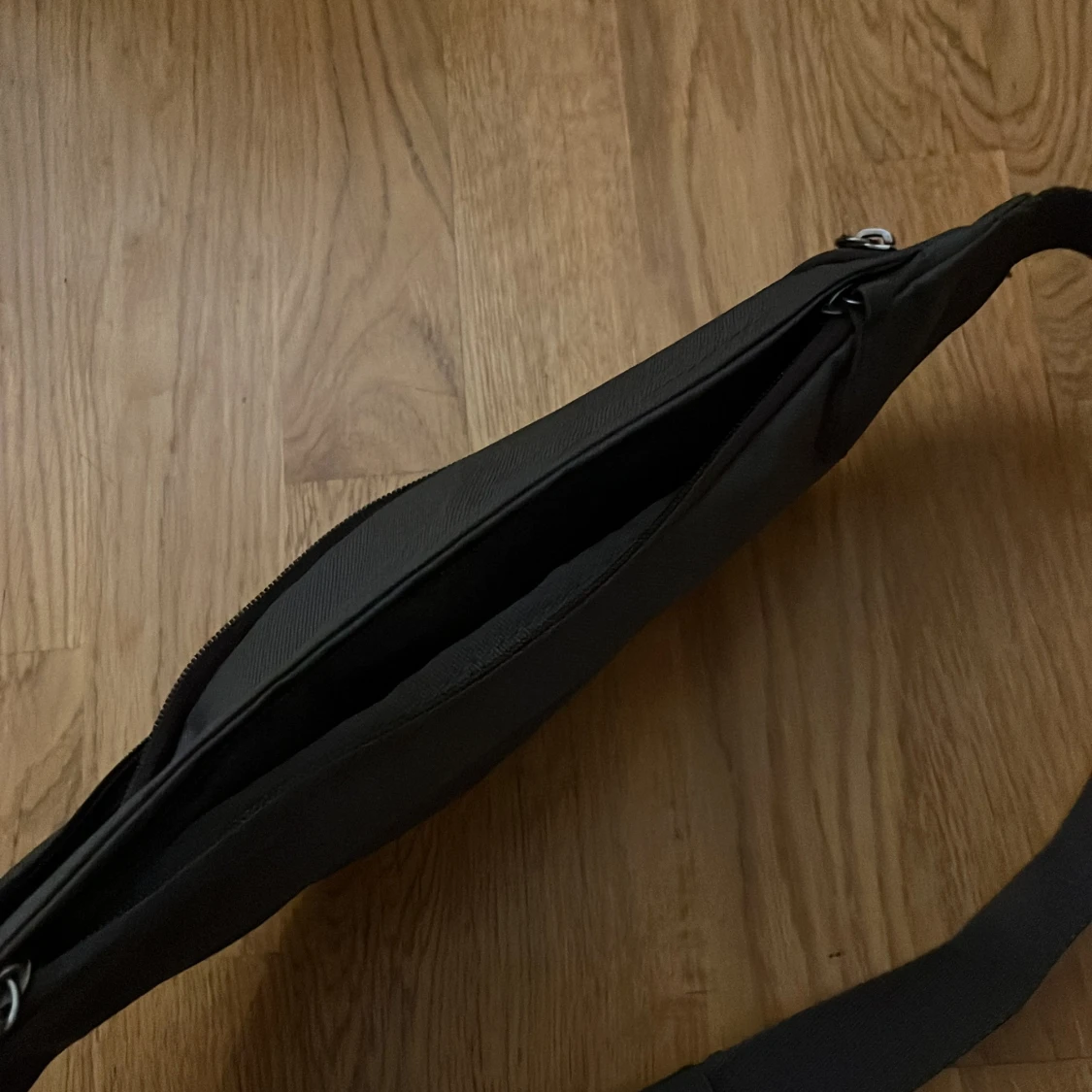 Svart Nike axelväska med logga - 2