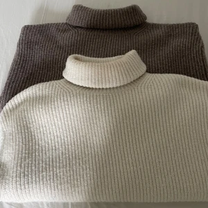 Ribbstickad polotröja från H&M - Säljer två ribbstickade polotröjor från H&M. OBS: tröjorna är väldigt små i storlek, jag är storlek XS och dessa tröjor är i storlek M och L men sitter jätte fint! Skriv om ni har frågor! 😊💗