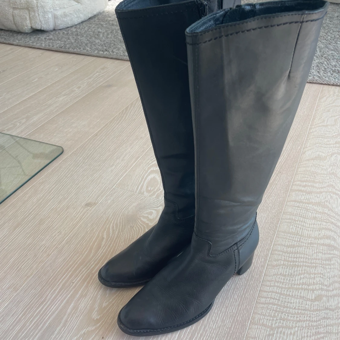 Svarta höga stövlar i skinn