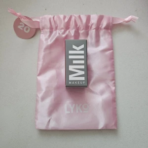 Milk Makeup Lip + Cheek - Werk 6g - Milk Makeup Lip + Cheek i färgen Werk. En krämig formula som ger färg till både läppar och kinder. Innehåller 6g.  Ord pris 299kr