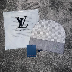 Snygg grå mössa - Kommer med påse och tag 