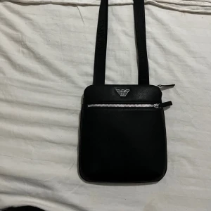 Svart axelväska från Emporio Armani - Äkta Armani EA7 bag, köpt i Polen knappt använd. Kvittot finns oxå