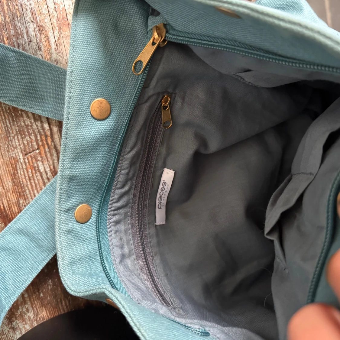 Blå axelväska med nitar och ringar - 4