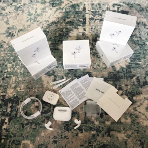 AirPods Pro - AirPods Pro med originalförpackning, laddkabel och extra öronproppar. Komplett med manualer och tillbehör. Hörlurarna är helt nya utan slitage. Perfekt för trådlös musik och samtal med aktiv brusreducering.