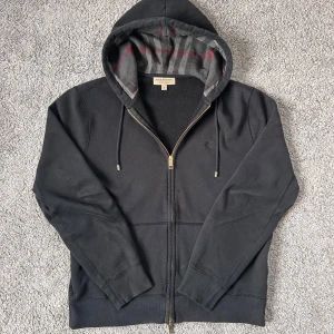 Burberry zip hoodie - •8/10 skick - 2 igensydda hål  •Storlek - XL passar L📏 •Fraktar - inom 24h📦 •Väldigt fint skick bara att det är 2 små hål som har sytts igen, syns knappt