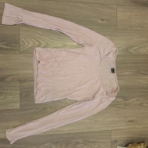 Ljusrosa långärmad topp Gina Tricot - Säljer en ljusrosa långärmad topp från Gina Tricot i storlek M. 