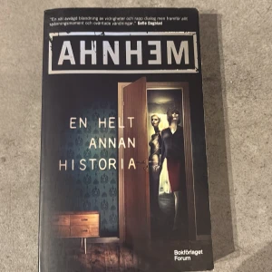 En helt annan historia - En spännande deckare där en känd livsstilsbloggare hittas mördad på ett lyxhotell i Stockholm. Polisen Malin Rehnberg dras in i en utredning fylld av mysterier, oväntade vändningar och mörka hemligheter. Perfekt för dig som gillar nervkittlande historier och smarta intriger.