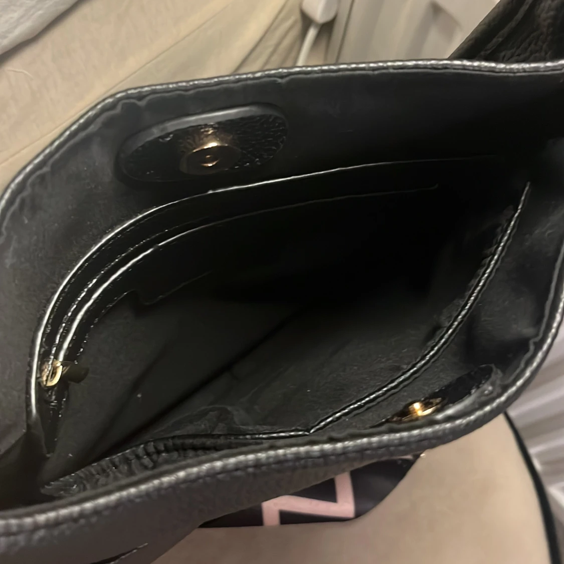 Svart axelväska med bred rem - 2