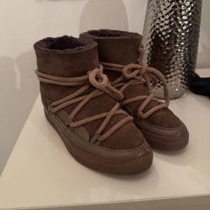Bruna Inuikii boots med snörning - Säljer ett par bruna Inuikiiskor