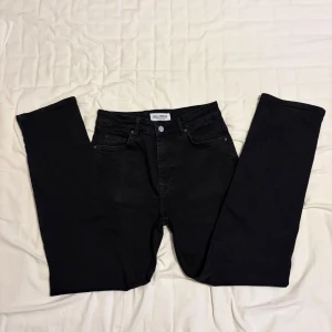 Svarta Just Junkies jeans 30/32 - Svarta jeans från Just Junkies i klassisk femficksmodell. Byxorna har rak passform och är tillverkade i stretchigt denim med 98% bomull och 2% elastan. Snyggt minimalistiskt utseende med svarta sömmar och knappstängning framtill. Byxorna är i storlek 30/32 och är bara testade så typ helt nya.