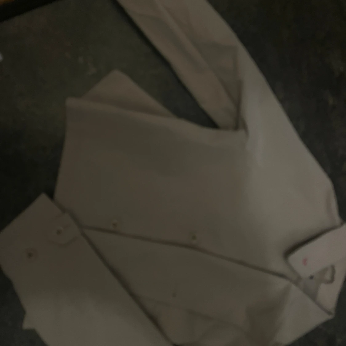 Beige skjorta med knappar - 2