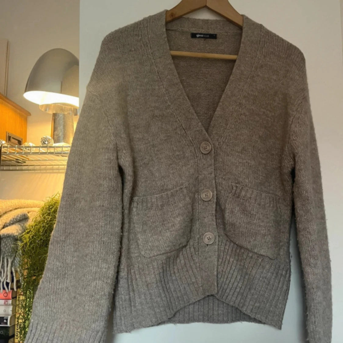 Beige kofta från Gina Tricot