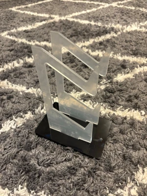 Spelkontrollhållare - Håll ordning i spelkontrollhörnan med hjälp av ett spelkontrollställ.