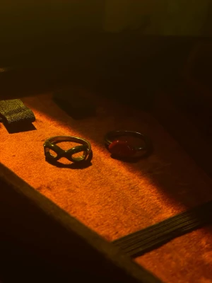 Söta ringar - Två ringar med en pussmun och glasögon på! Sjukt söta!!!