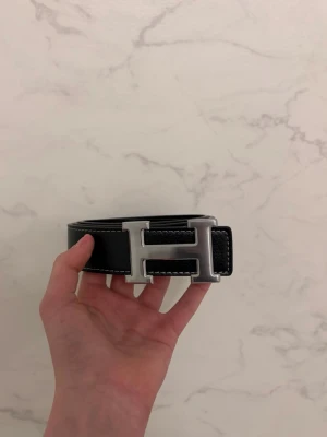 Svart bälte - Snyggt svart bälte med de ikoniska H-loggan.