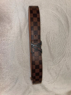 L rutig brun bälte 110cm - Helt ny, bra kvalité finns fler i lager 