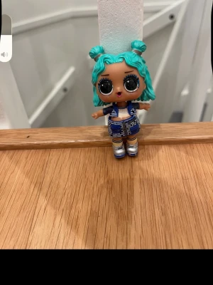 LOL docka  - 2 LOL dockor med flera olika val av kläder att sätta på 