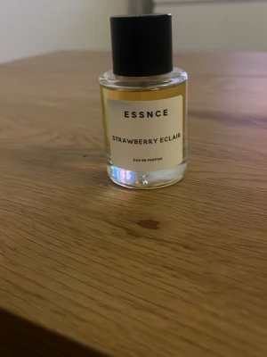 Essnce Strawberry Eclair parfym - Strawberry Eclair från ESSNCE. Tyvärr så var denna doft ingen för mig. Den är använd ett fåtal gånger. 