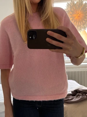 Stickad tröja - Trekvartsärmad stickad tröja från & Other Stories. Endast använd någon enstaka gång. Storlek XS. Nypris 790kr.