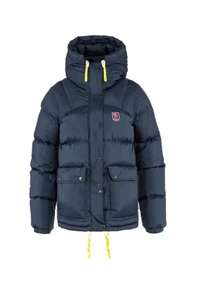 Mörkblå pufferjacka från Fjällräven - Säljer en mörkblå pufferjacka från Fjällräven med gul snörning och huva. Jackan har stora fickor med knappar, dragkedja och tryckknappar framtill samt Fjällräven-logga på bröstet. Women modell xs