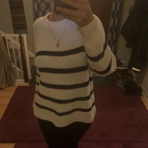 Vit och mörk blå stickad tröja - - använd max 2-3 ggr