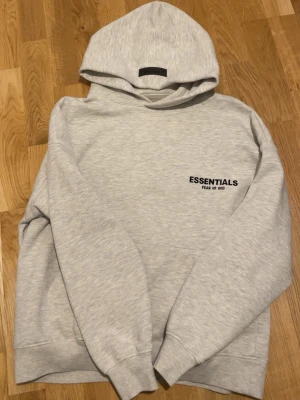 Essentials hoodie  - Säljer en grå essentials hoodie i storlek S/XS. Den är i bra skick och väldigt snygg.