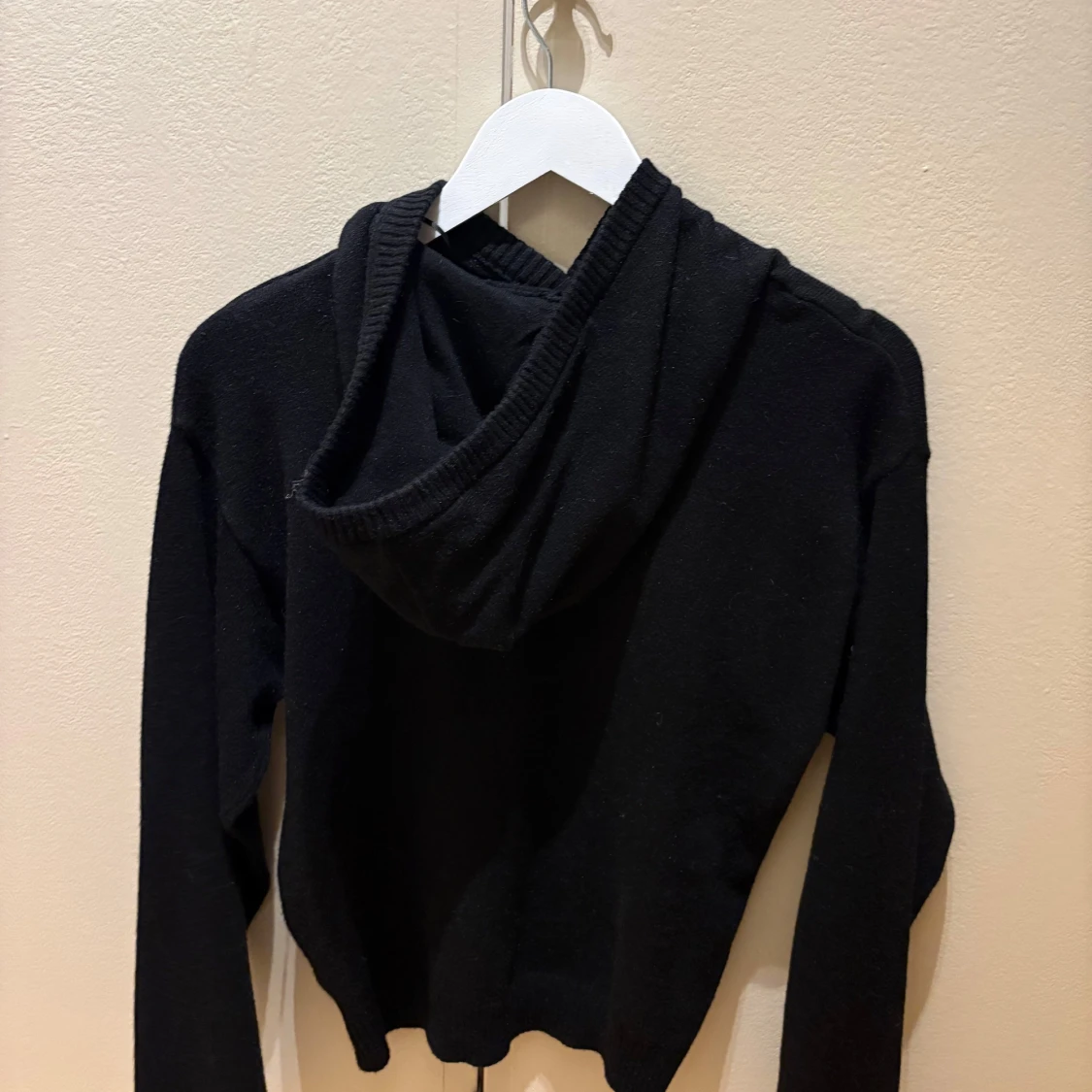 svart stickad hoodie - 2