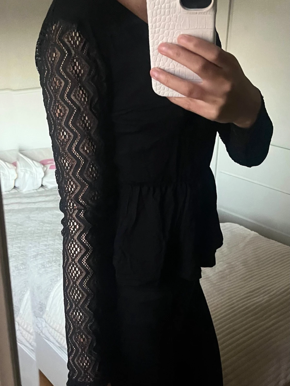 Svart blus med spetsärmar från About You