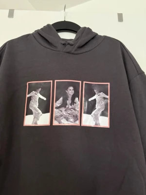 Selena Gomez hoodie  - Storlek XL. Aldrig använd. 