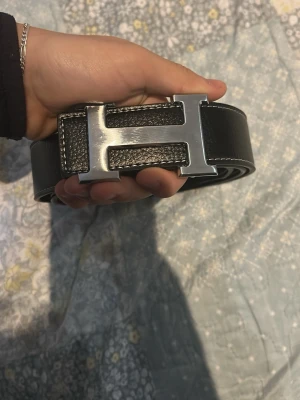 H belte - Helt ny och är oanvänd med inga skador. Kan skicka mer bilder om det behövs 