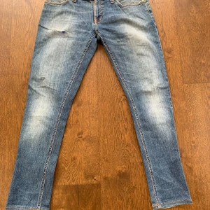 Nudie Jeans - Säljer nudie Jeans då dem inte används! En lite färg fläck på slitningen men inget som tänks på när dem används. W:30 L:32 Skriv om ni har några frågor! Pris kan diskuteras vid snabb affär💸💸