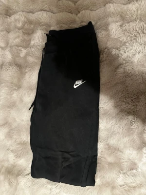 Tunna mjukisar från Nike - I användt skick så färgen har börjat blivit grå annars bra. Står xl men är som en M. Lite slitna vid innanlåren