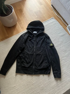 Stone Island zip up hoodie - Stone Island zip up hoodie i mycket bra skick. OBS DU VET VARFÖR DEN ÄR BILLIG!