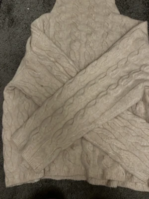 Stickad tröja från Ullared  - Skön flätad tröja med polokrage 