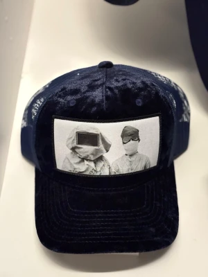 Limited edition keps - Säljer en mörkblå keps med mesh på sidorna och ett tryck framtill. 