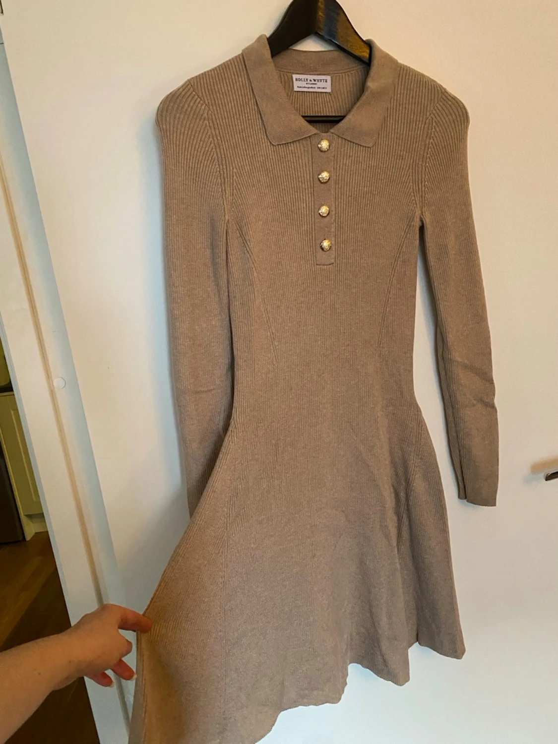 Beige ribbad klänning Holly & Whyte - 1