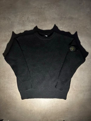 Svart stickad tröja från Stone Island - Hör av vid minsta fundering 💫