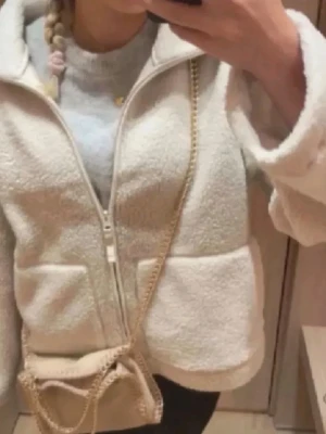 Bege teddyjacka med dragkedja - Fin teddy jacka från HM knappt använd. Slutsåld, hör av er för frågor🩷